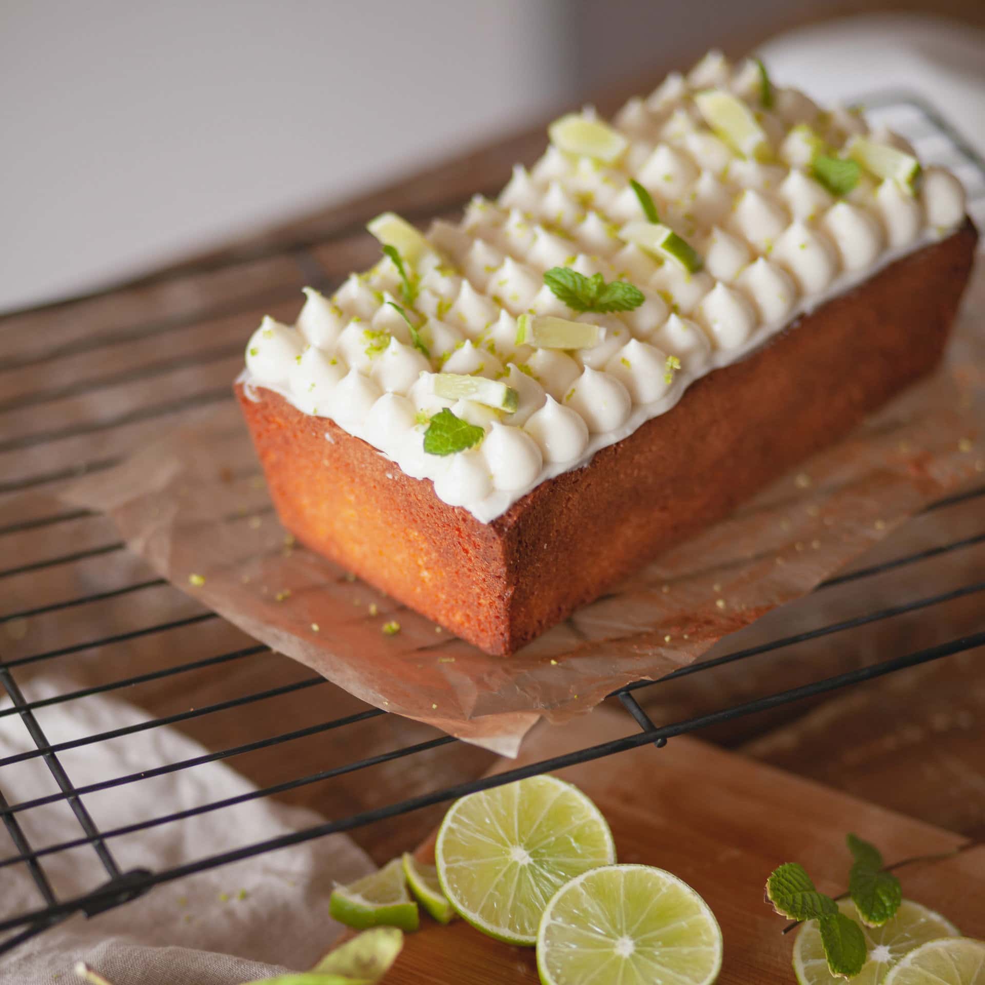 Bizcocho de aceite de oliva con glaseado de coco y lima