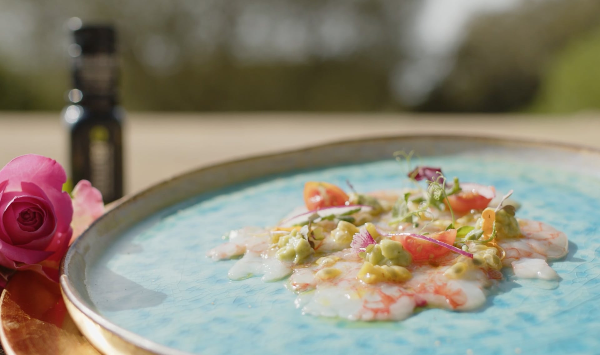 Carpaccio de gambas con guacamole y aceite de jalapeños