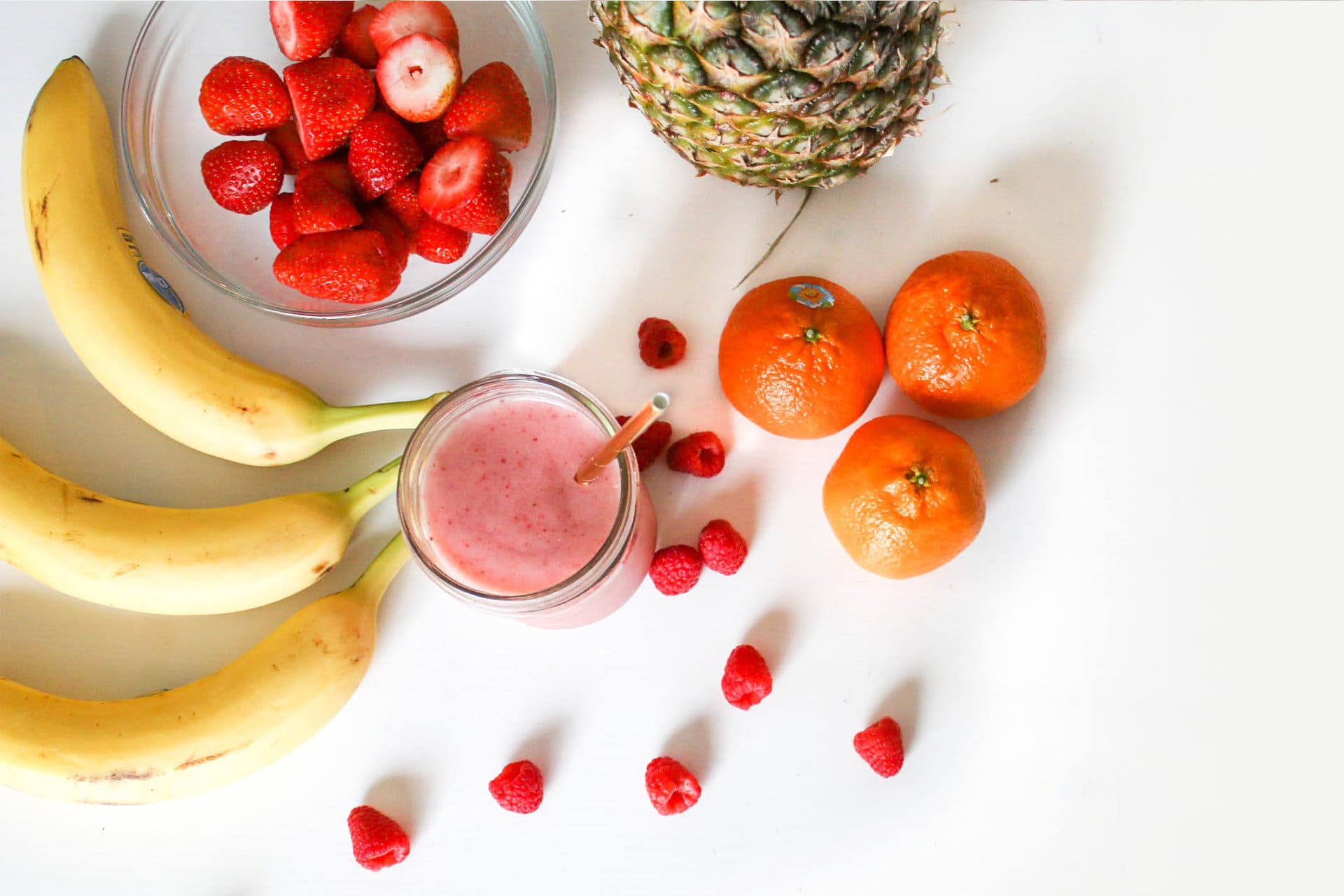 Piezas de fruta o smoothie para una merienda mediterránea