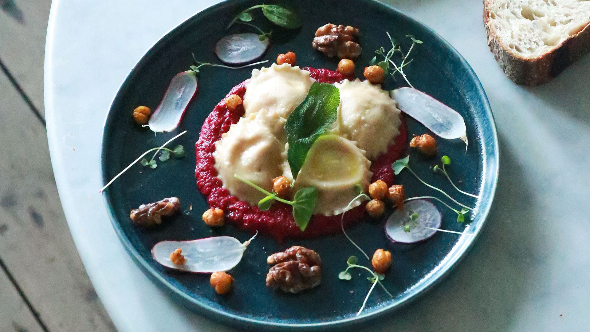 Ravioli de ricota y espinaca con hummus de remolacha