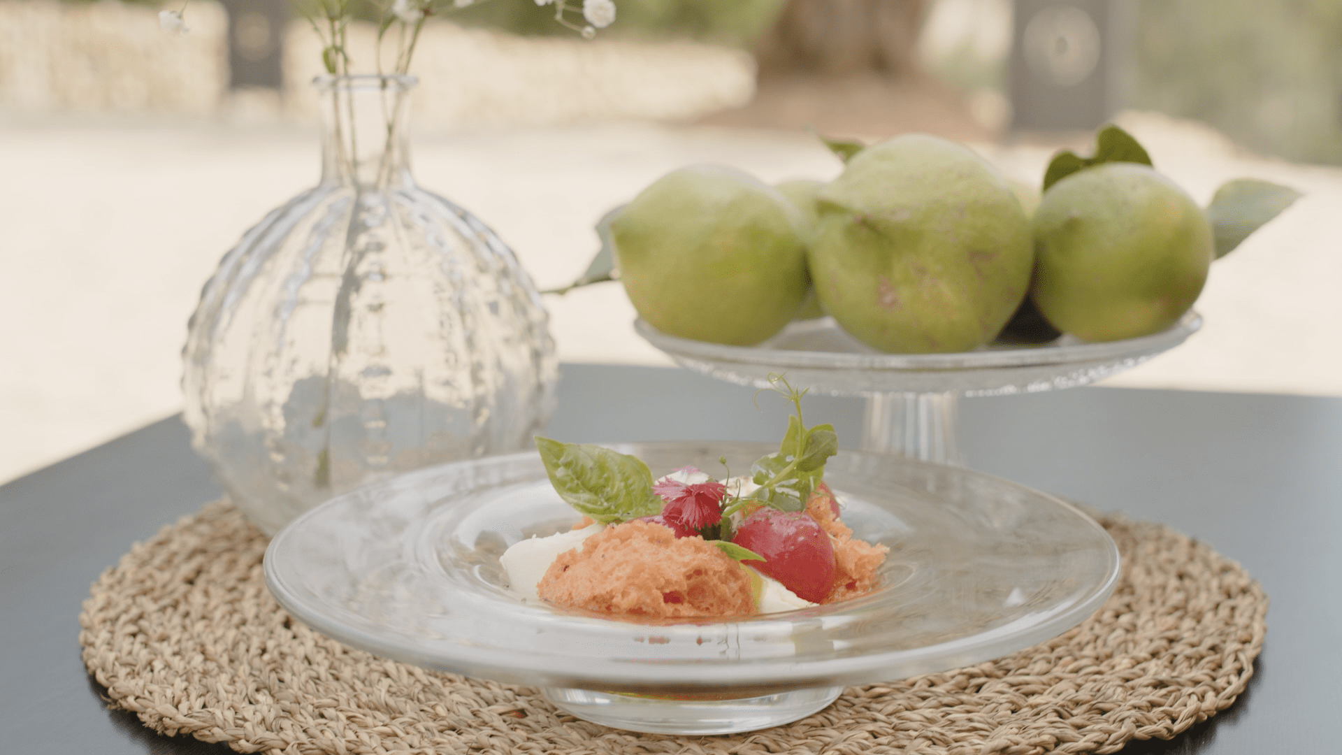 Receta gourmet de ensalada de texturas de tomate con mozzarella y sorbete de aceite de oliva virgen extra