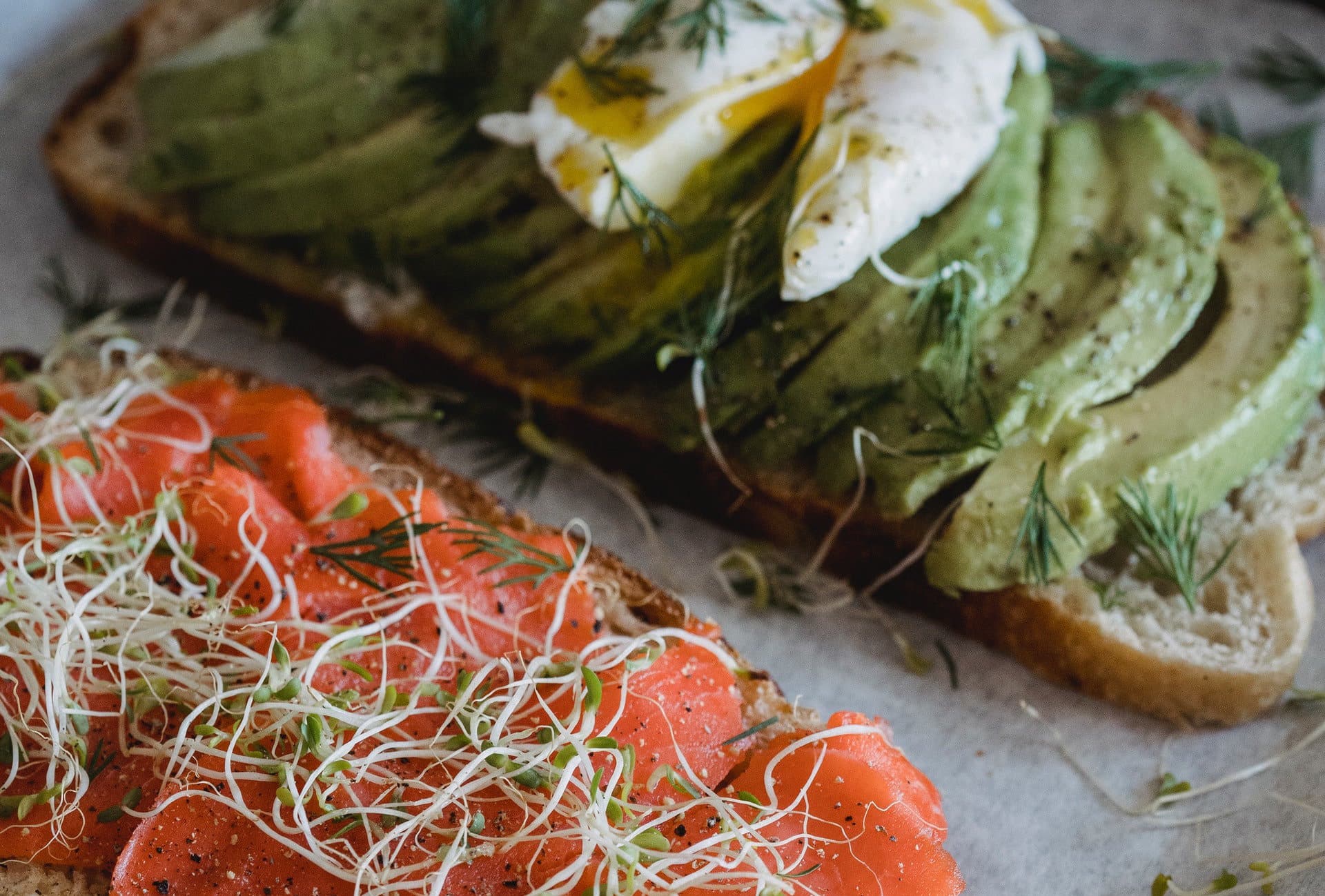 Tostadas de aguacate con huevo y salmón: alimentos con grasas saludables